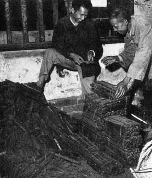 湖南用传统的工艺生产的熟铁条，1958 年。